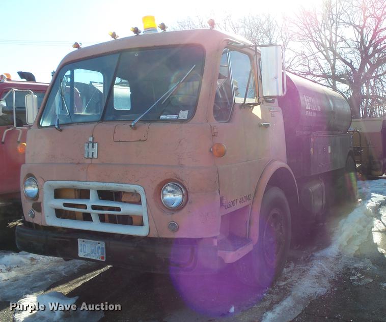 1966 International CO202 oil distributor truck - DW9571