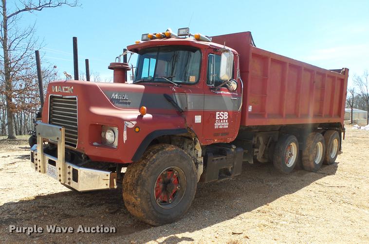 1989 Mack DM690S dump truck - DE3605