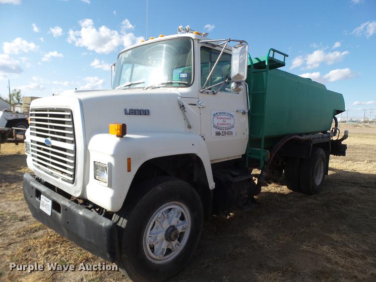1988 Ford L8000 tank truck - EN9544