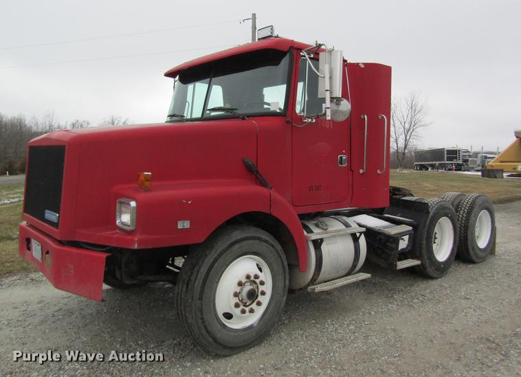 1995 Volvo WG semi truck - DC4316