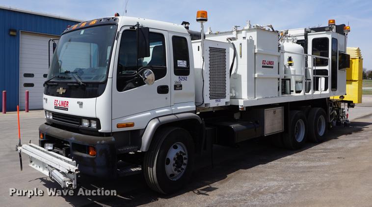 1998 Chevrolet T7500 paint striper truck - DE3313