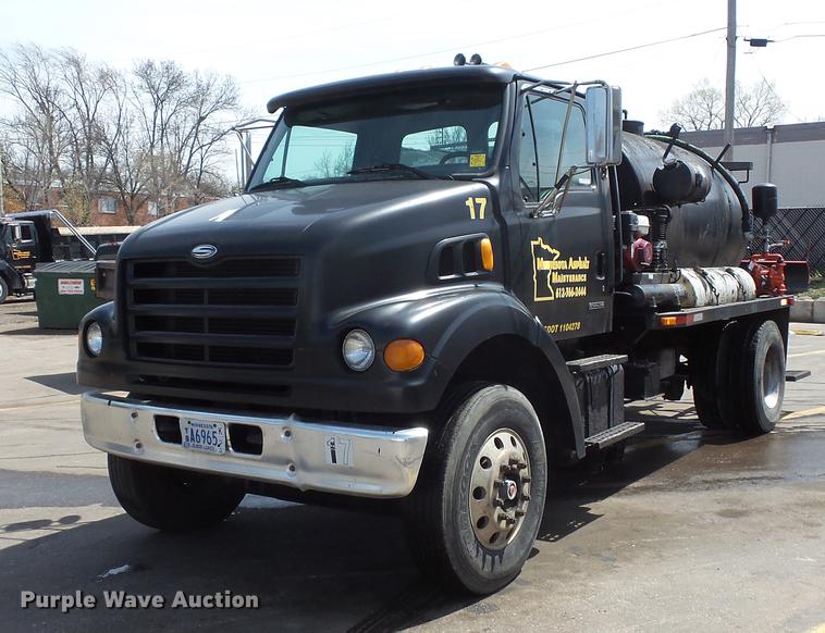 2000 Sterling L7500 seal coat truck - DV9703