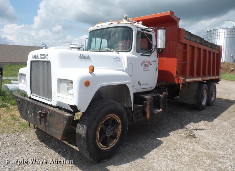 1975 Mack R686ST dump truck - DB6051