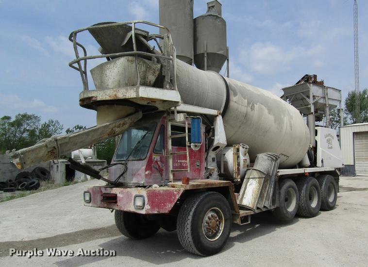 1999 Oshkosh S2146 ready mix truck - DD8437