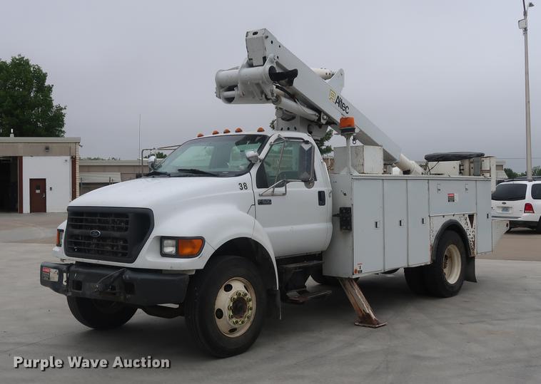 2000 Ford F650 bucket truck - EP9338