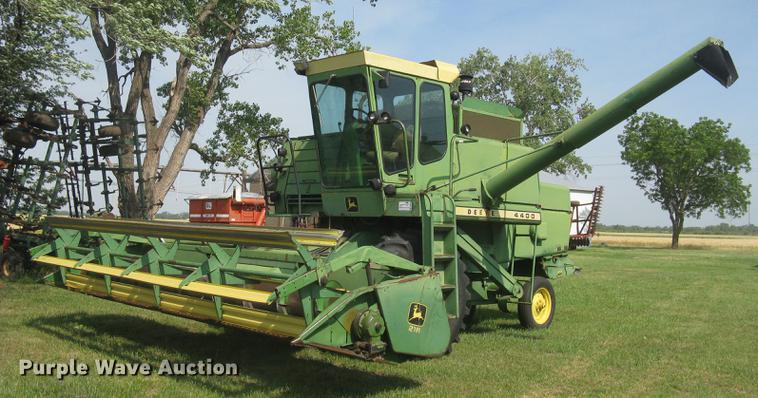 John Deere 4400 combine - DC2253