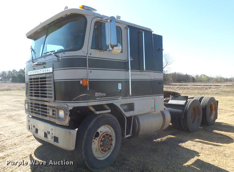 1984 International 9670 semi truck - DX9073