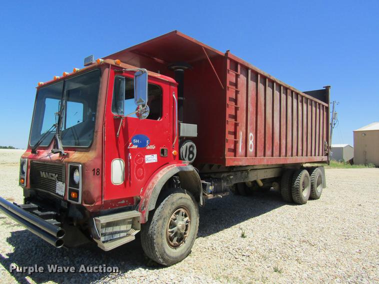 1993 Mack MR688S silage truck - DD8487