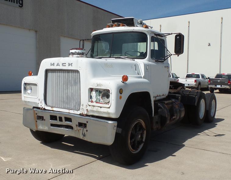 1978 Mack R686ST semi truck - DV9332