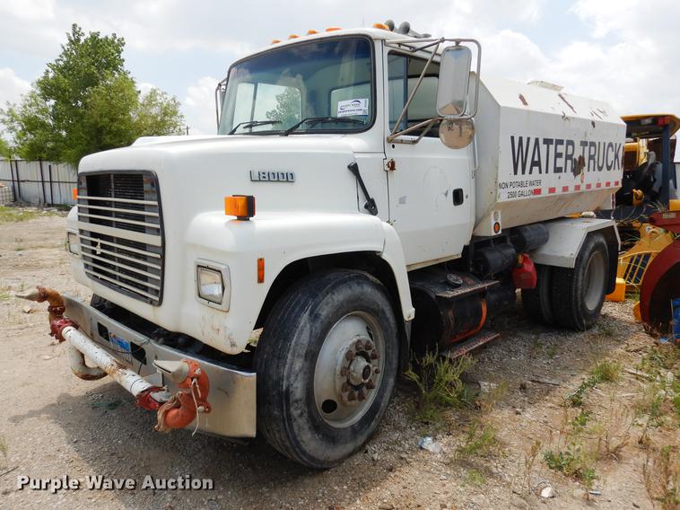 1992 Ford LN8000 tank truck - DC5952