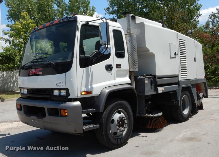2002 GMC T7500 street sweeper truck - DE1829