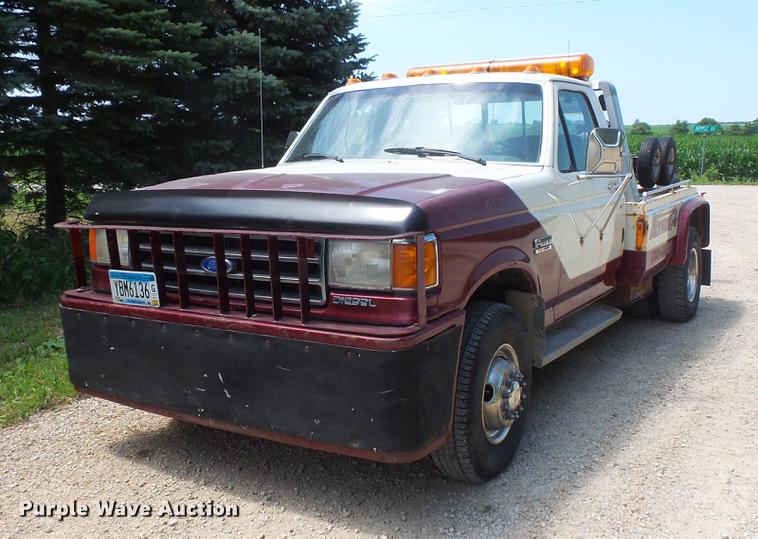 1991 Ford F450 tow truck - DV9446