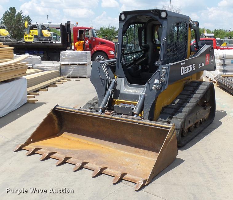 2016 John Deere 323E skid steer - DX9367
