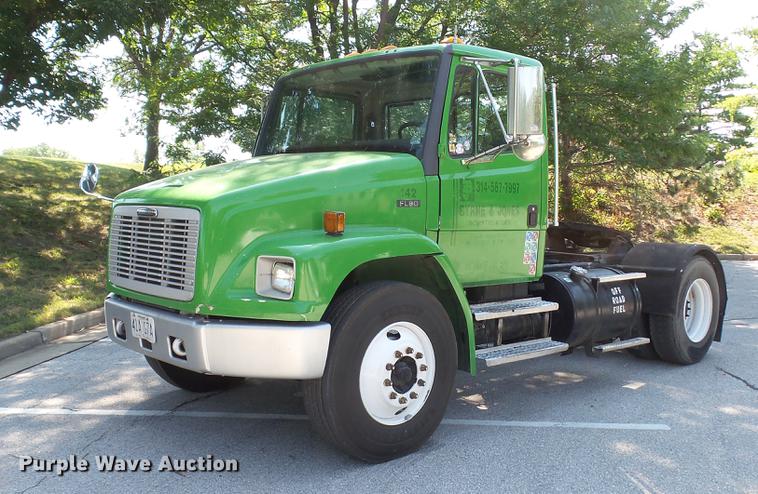 2000 Freightliner FL80 semi truck - DD7251