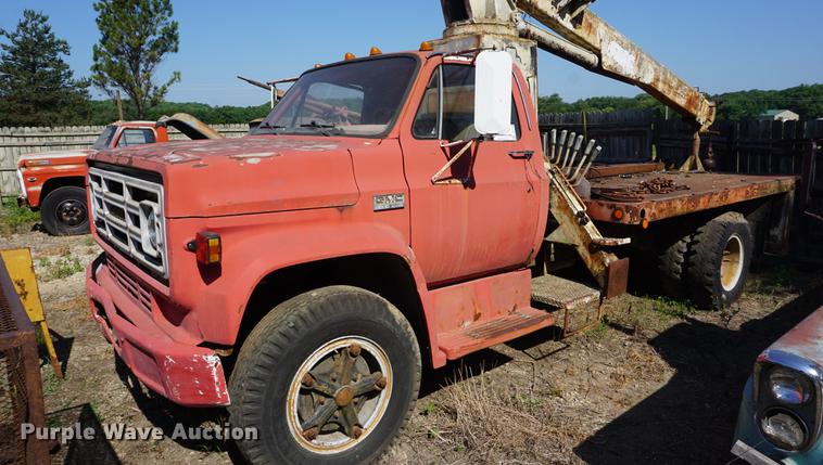 1979 GMC 6000 crane truck - DD7765