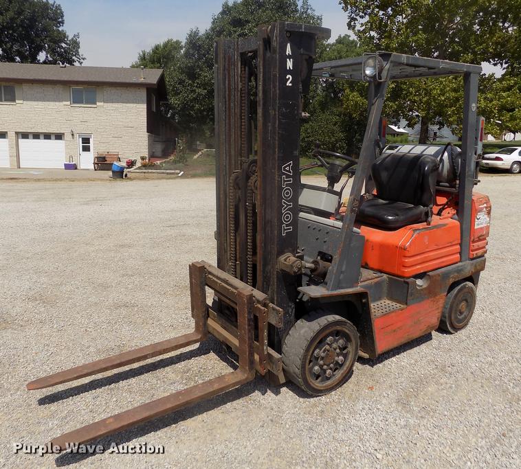 1994 Toyota 5FGC25 forklift - DB9175