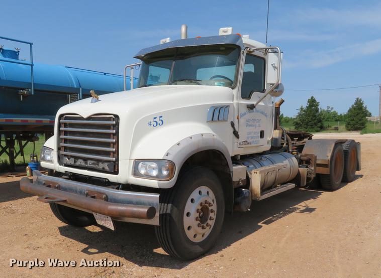 2011 Mack Granite semi truck - DE6370
