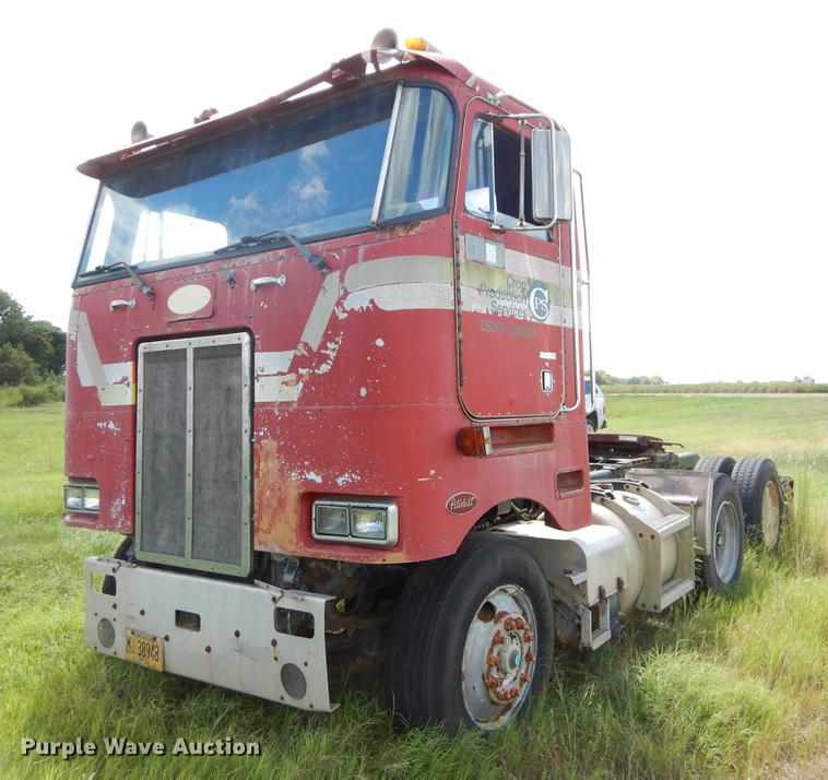 1985 Peterbilt 362 semi truck - EO9538