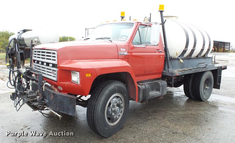 1982 Ford F700 tank truck - AM9097