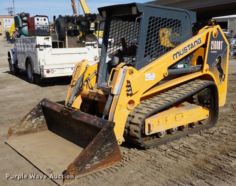 2012 Mustang 2100RT skid steer - DF1551