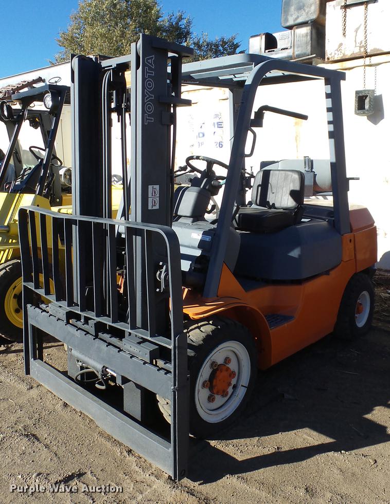 2003 Toyota 7FGU30 forklift - FQ9255