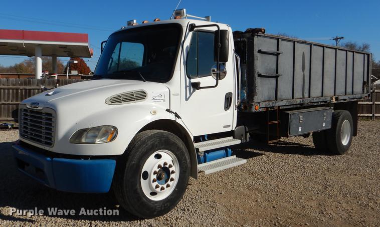 2005 Freightliner Business Class M2 grain truck - DD8937