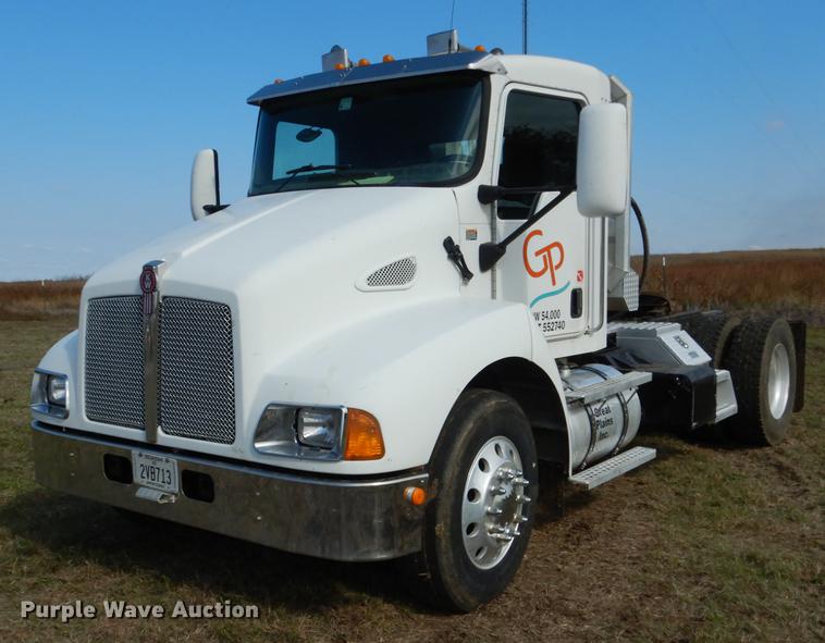 2006 Kenworth T300 semi truck - DF2095