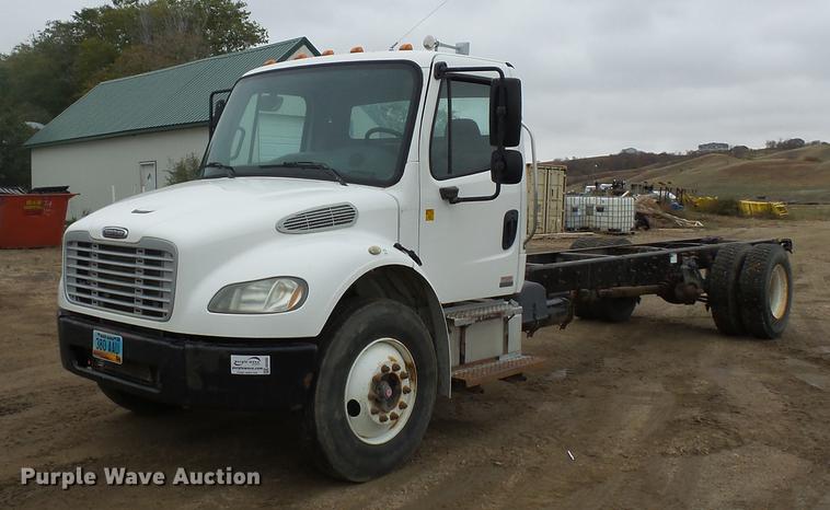 2005 Freightliner Business Class M2 truck cab and chassis - DA3585