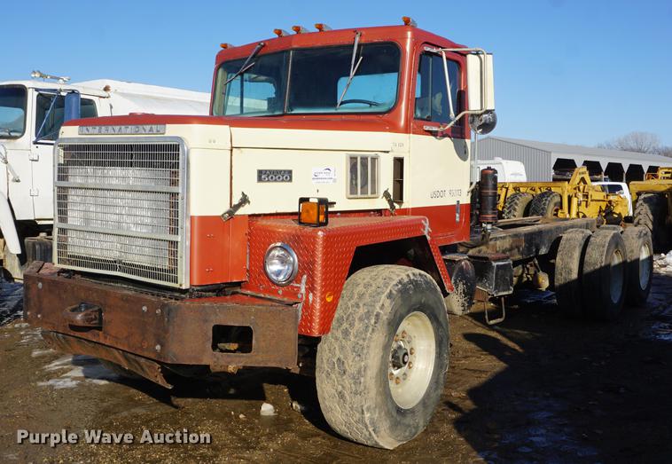 1985 International Paystar 5000 truck cab and chassis - DF1653