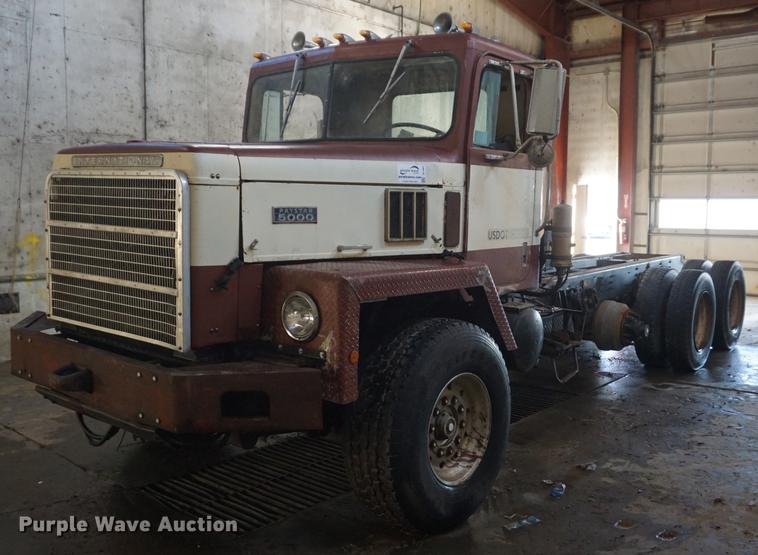 1985 International Paystar 5000 truck cab and chassis - DF1664