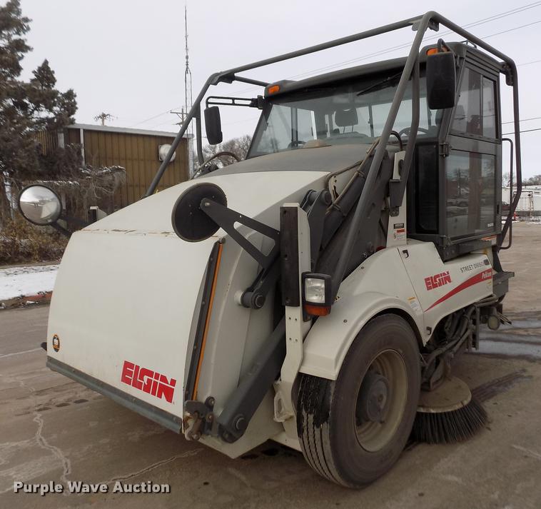 2007 Elgin Pelican NP street sweeper - FE9295