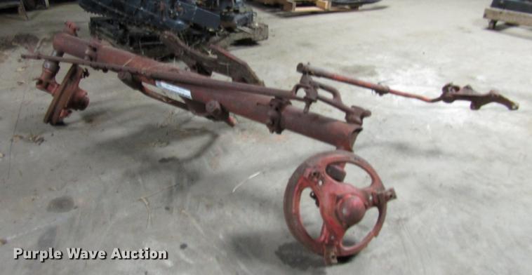Farmall M adjustable wide front axle - DD3942