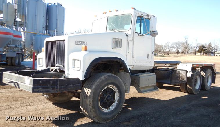 1995 International Paystar 5000 truck cab and chassis - DD8976