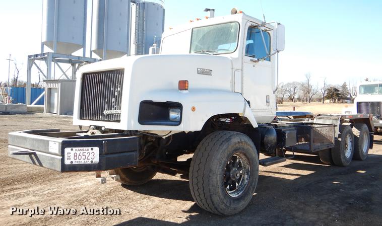 1995 International Paystar 5000 truck cab and chassis - DD8977