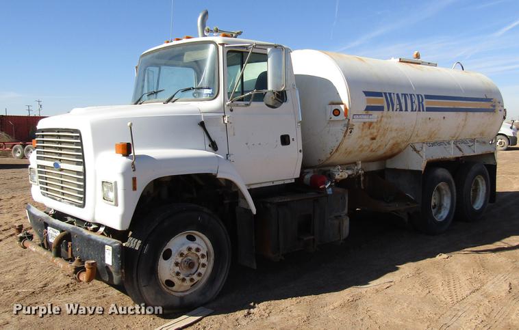 1996 Ford L9000 tank truck - DB6924