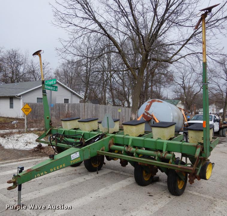 John Deere 7000 no-till planter - DC8747