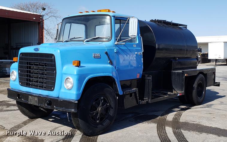 1984 Ford F700 seal coat truck - DD3954