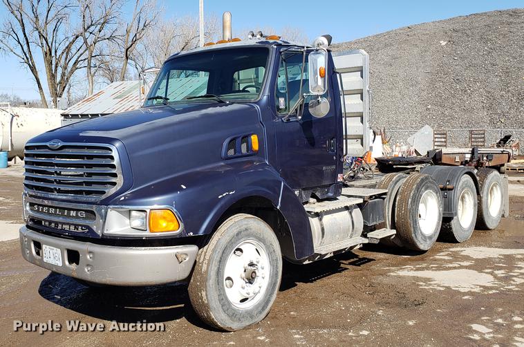 2000 Sterling LT9500 semi truck - DD3972