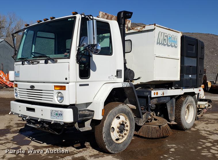 2003 Sterling SC8000 street sweeper truck - DD3977