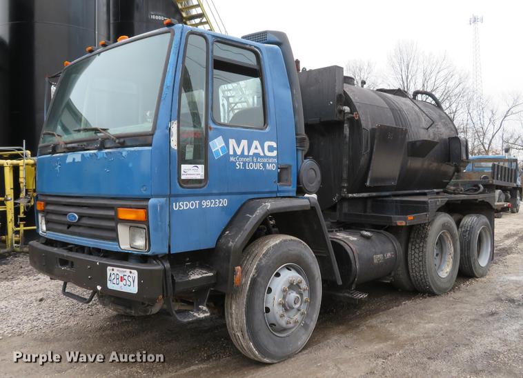 1992 Ford CF8000 seal coat truck - DG3882