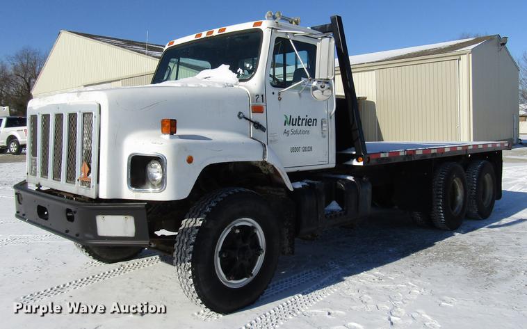 1989 International F2674 flatbed truck - DB6896