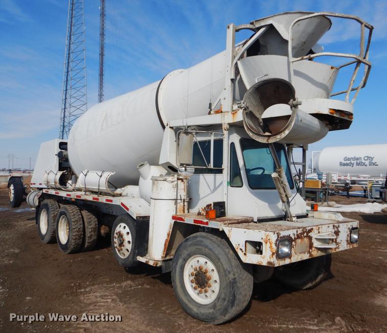 1999 Oshkosh S2346 ready mix truck - DD5877