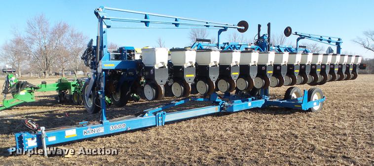 2002 Kinze 3600 split row planter - L5739