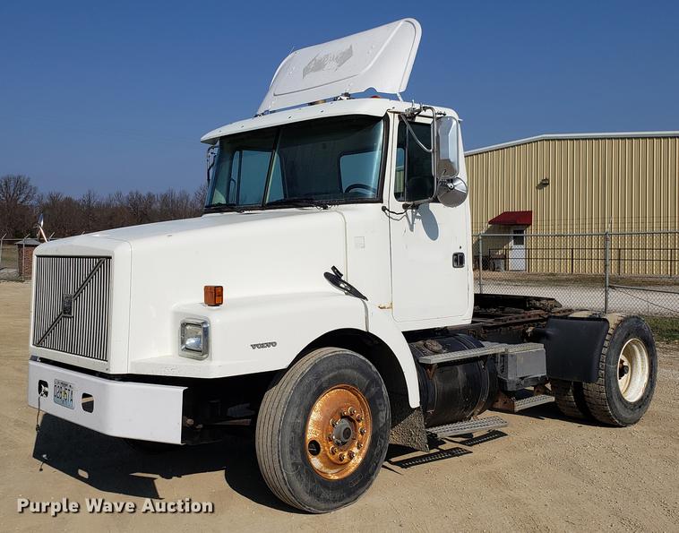 1996 Volvo WG semi truck - EN9842