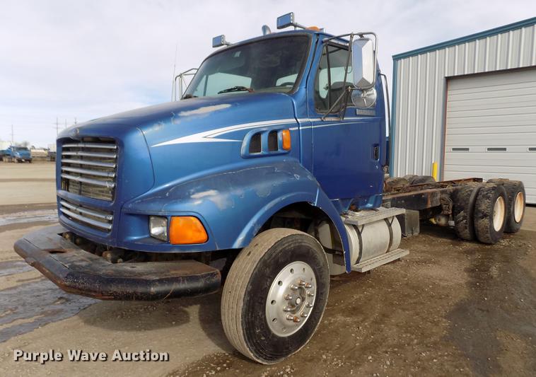1997 Ford Louisville truck cab and chassis - FH9028