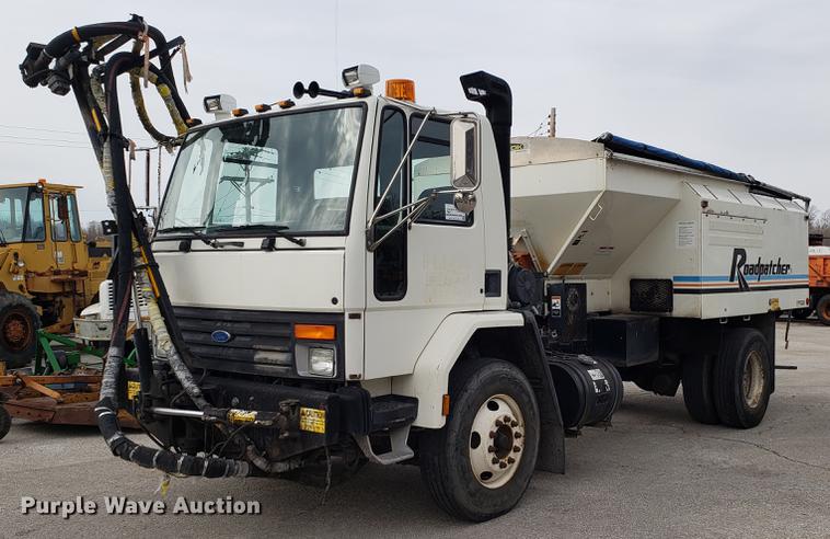 1997 Ford CF8000 pothole patcher truck - DD4047