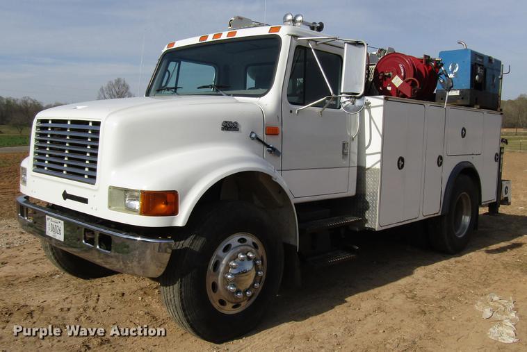 1998 International 4700 service truck with crane - FJ9635