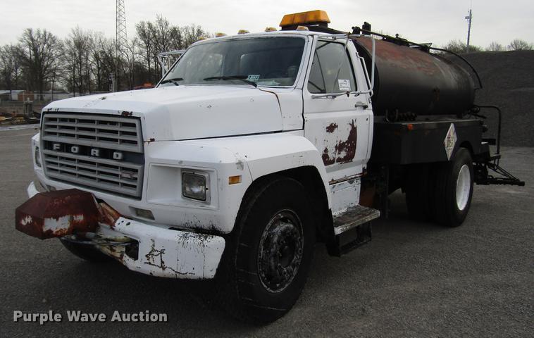 1984 Ford B700 oil distribution truck - DF7933