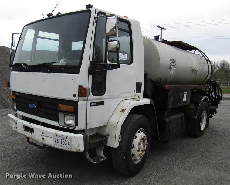 1988 Ford CF8000 oil distribution truck - DF7935