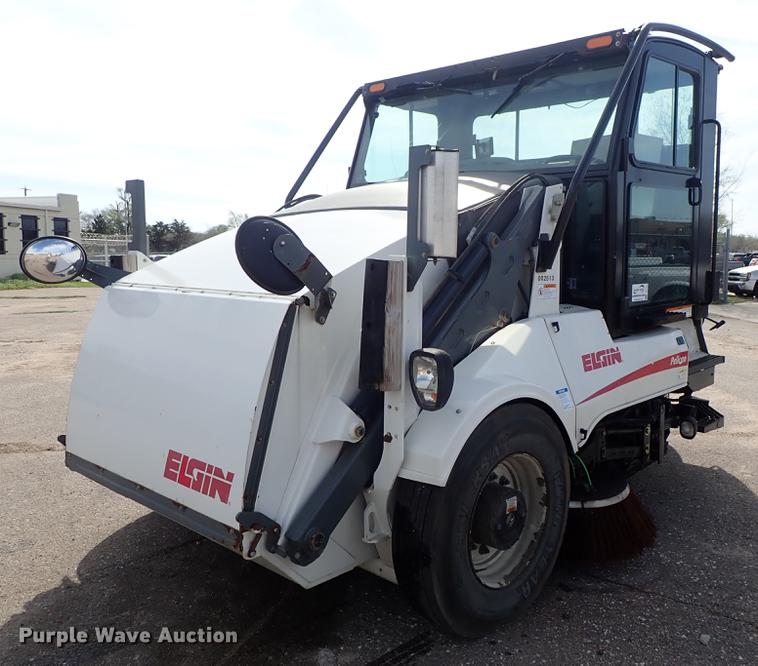 2013 Elgin Pelican NP street sweeper - DF1070